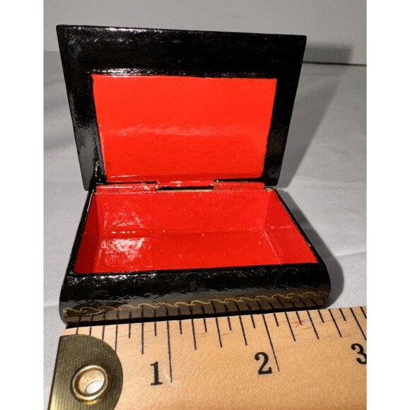 Hand-Painted Russian Lacquer Box With Red Interior & Hinged Lid - Picture 3 of 7